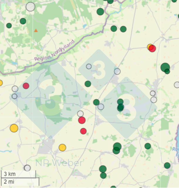 Figura 2. Ejemplo de mapas de &aacute;rea&nbsp;con granjas&nbsp;coloreadas seg&uacute;n su&nbsp;estado frente a&nbsp;PRRS. Rojo = seropositivo, verde = seronegativo, amarillo = en erradicaci&oacute;n, blanco = estatus desconocido.
